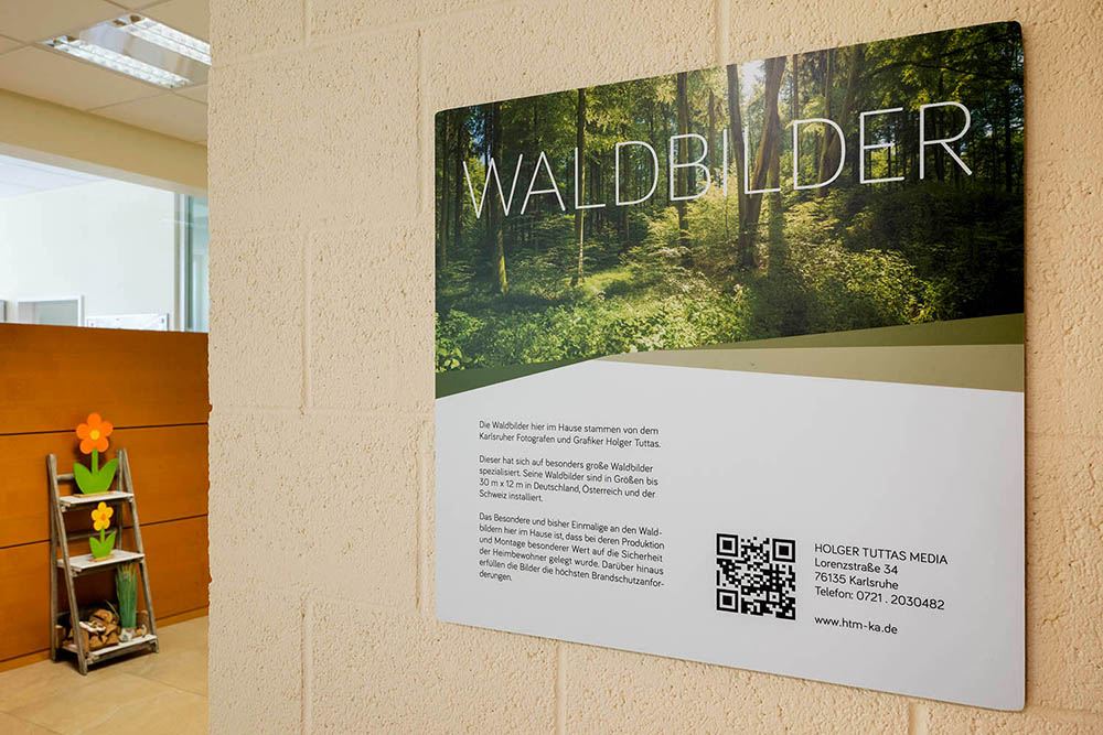 Infotafel informiert über die Waldbilder im Pflegeheim