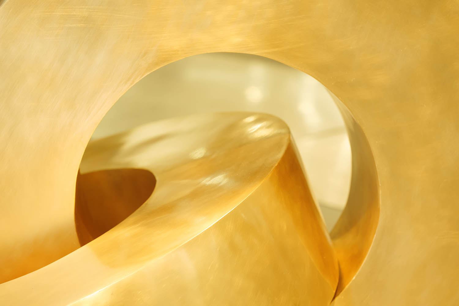 Gold glänzende Metall-Skulptur